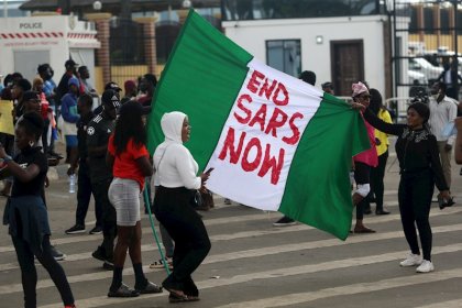 Decenas de muertos tras sangrienta represión a protestas contra la brutalidad policial en Nigeria