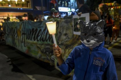 Marcha de antorchas en Rosario en la semana de los humedales