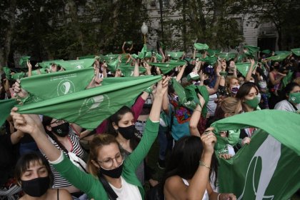 Fotos del pañuelazo por el aborto legal en Rosario