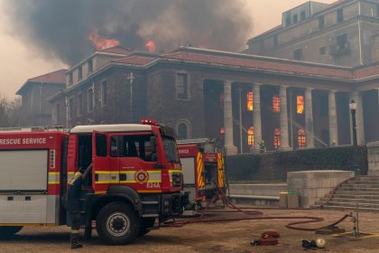 Sudáfrica: un incendio en Ciudad del Cabo daña una biblioteca de casi 200 años