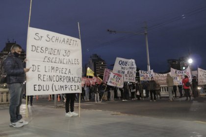 Corte de trabajadores de limpieza contra despidos y por condiciones de trabajo - YouTube