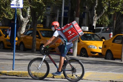 El aumento del delivery se siente en el cuerpo de los repartidores de Neuquén