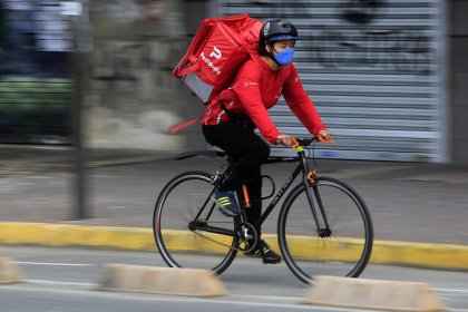 Lo que callan las repartidoras: enfermedades y problemas de salud asociados al ciclismo