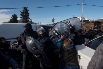 Violento operativo policial a familias sin techo de Bariloche