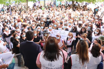 Trabajadoras de manipulación de alimentos se movilizan afuera de la Junaeb y llaman a paro por la posible reducción de sus sueldos