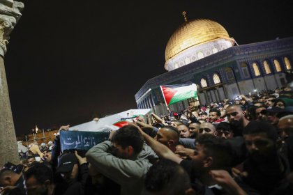 Salvaje represión israelí en el funeral del joven palestino Walid Sharif