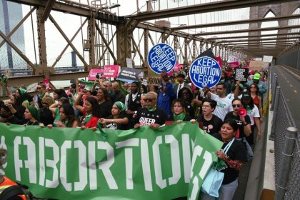 Destacadas referentes feministas se solidarizan con la lucha por el aborto legal en EE.UU.