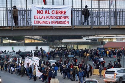 Paro en Codelco: Con bloqueos de rutas y movilizaciones en Ventanas comenzó el paro de las y los mineros