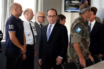 Hollande y Valls llegan a Niza para visitar la zona del atentado