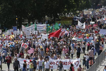 Chile: La derecha sale a las calles ante Reforma Educativa