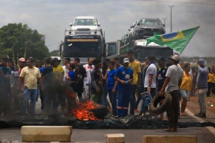 Bolsonaristas bloquean rutas en Brasil y el Tribunal Electoral ordena el despeje