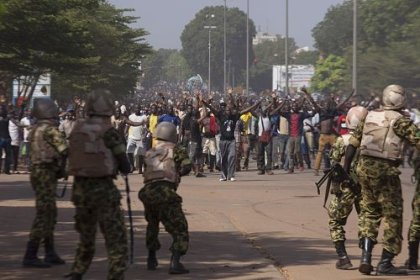 El presidente de Burkina Faso decreta el estado de sitio contra la revuelta popular