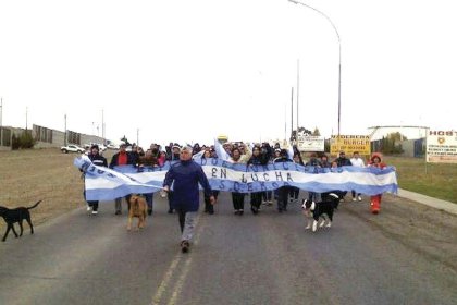 Santa Cruz: trabajadores municipales de Caleta Olivia cortan ruta por la deuda de sus salarios