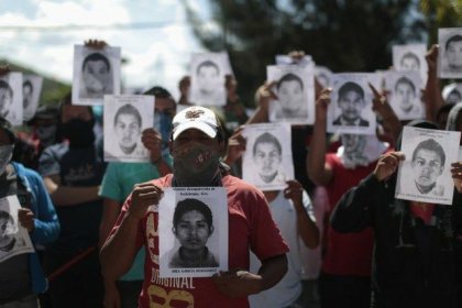 “Los compromisos no son suficientes”, dicen los padres de normalistas desaparecidos