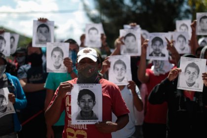 Centrales sindicales se movilizan a nivel nacional por los normalistas