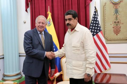 Thomas Shannon llega a Caracas para apoyar el diálogo entre el gobierno de Maduro y la oposición