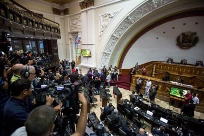 La Asamblea Nacional vota responsabilizar a Maduro pero por abajo siguen reuniones chavismo y oposición