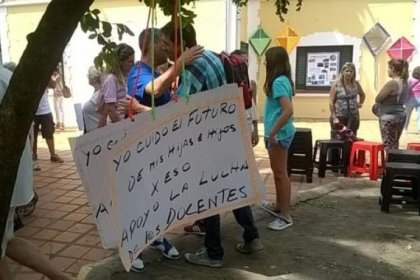 En la escuela de los hijos de Vidal, se expresó el apoyo a la lucha docente