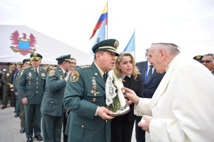 Francisco llama a la reconciliación, pero da un fuerte apoyo al Ejército colombiano