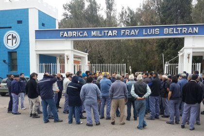 Trabajadores de Fabricaciones Militares definen medidas de fuerza contra los despidos