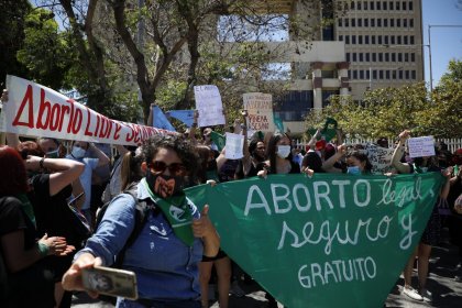 Derecho al aborto y protección a las madres trabajadoras: los desafíos del movimiento feminista para emplazar al gobierno