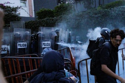 Reprimen en México protesta frente a la embajada de Israel