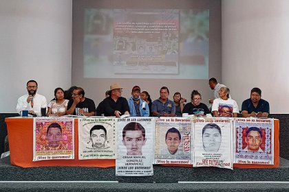 Conferencia de prensa de familiares de Ayotzinapa: Denuncian que el gobierno no cumple su promesa de resolver el caso