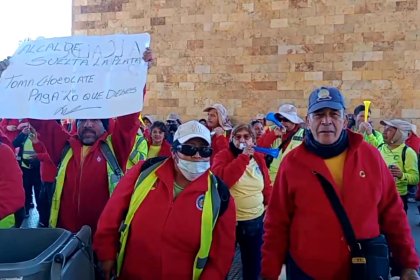 Trabajadores de barrido de calles protestaron en las afueras de la Municipalidad