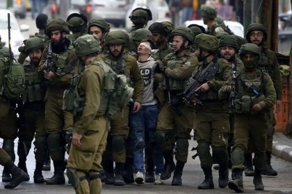 Así mantiene Israel a miles de palestinos detenidos sin cargos 