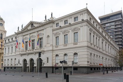 Municipalidad de Santiago relativiza golpiza y amenaza con arma de Carabineros a estudiante de séptimo básico 