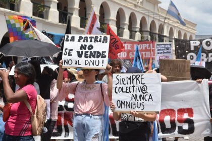 Cerca de 10 mil personas coparon las calles de Salta contra el DNU y el plan de ajuste de Milei 