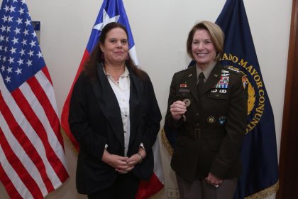 Ministra de Defensa Maya Fernández recibe a generala Laura Richardson del genocida Comando Sur