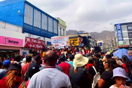 Pobladores de campamentos marchan denunciando amenazas de desalojos