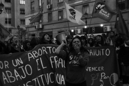 Masiva manifestación por el derecho al aborto vista en blanco y negro