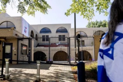 Un soldado se prendió fuego frente a la embajada de Israel en Washington contra el genocidio en Gaza