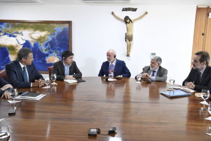 El mal momento de Kicillof: buscando plata en Brasil y escapando del fantasma de Alberto