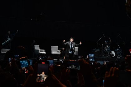 El circo de Milei en Luna Park: payasos, lugares vacíos y un presidente que vive en una realidad paralela