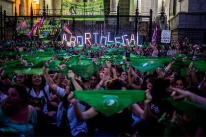 La contradicción del feminismo institucional: de la Marea Verde a la impotencia política