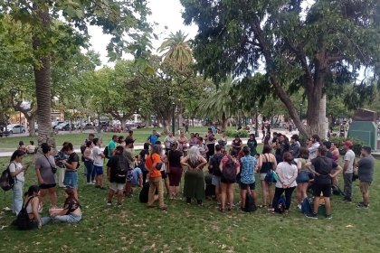 Primera asamblea abierta de vecinos y trabajadores, votaron participar del paro del 24