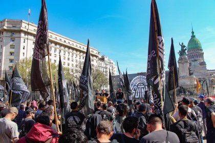 El Sutna realizó un paro en las plantas del neumático y un acto en Plaza Congreso