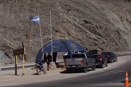 Tras el desalojo, Gerardo Morales hizo quitar whipala y retiró estatua de un cacique en Purmamarca