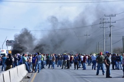 Trabajadores exigen al gobierno que la empresa vuelva a ser paraestatal