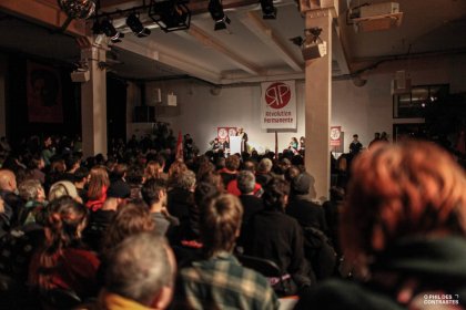 A sala llena: exitoso acto en Francia para "volver a poner la revolución en la agenda"