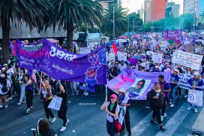 En una marcha masiva, más de mil compañeras marchan con Pan y Rosas