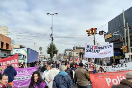 Corte de los trabajadores del Hospital Mercante y la comunidad en defensa de la salud pública y contra la persecución gremial