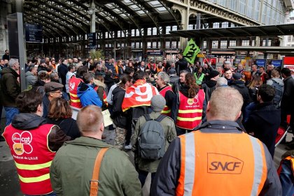 La huelga contra el ajuste de Macron paraliza los trenes en Francia