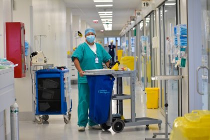 Mientras Sacyr se hace millonario, los trabajadores del hospital viven agobio y bajos sueldos: ¿Qué hacer?