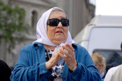 Hebe de Bonafini responde al juez que ordenó su detención mientras viaja a Mar del Plata