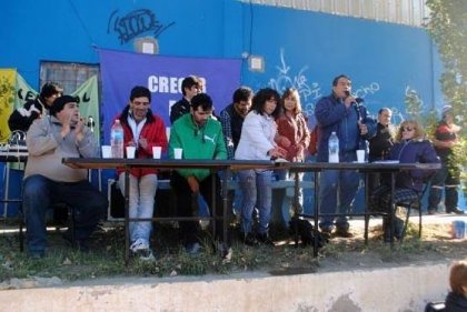 Asamblea de trabajadores municipales de Caleta Olivia decide reforzar las medidas de fuerza