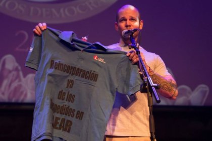 René recibe un premio apoyando la lucha de Lear